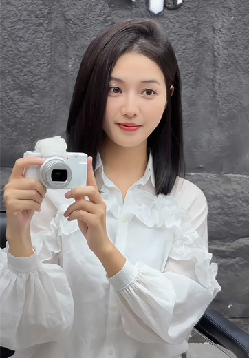 Diễn viên Bích Ngọc với kiểu tóc duỗi cụp lỡ đẹp