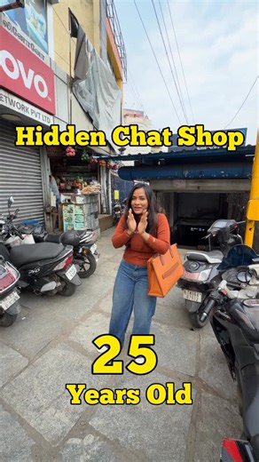 Yuvarani Mohan🧿 on Instagram: "😱’HIDDEN CHAT Shop’ Ah😍🧿⁉️ 💢 Right Behind Ritchie Street Subway, There’s A Tiny Shop That’s Been Running For 25 Years 🔥 & Guess What ⁉️ No Name Board, Yet It’s Always Packed With Crowd 😯👥 👑 Their Menu’s Super Simple With Freshly Fried Samosa, Gulab Jamun, Rabadi, Carrot Halwa & Lassi & Honestly, Every Item Is A BANGER 💥 🔸 On One Side, They’re Folding & Frying Hot, Crispy Samosas & Serving It With Channa + Two Chutneys (Sweet Chutney, Spicy Chutney) 🌶️🤤