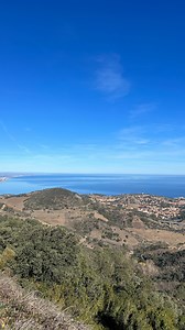La plus belle randonnée de la Côte Vermeille 🏖 Au départ de Collioure et avec un beau dénivelé de de 500m, cette randonnée ne vous laissera pas indifférent grâce à la vue sur la côte Vermeille ⛰ Au sommet depuis la Tour Madeloc vous pourrez admirer l’Espagne avec la Mer et le début des Pyrénées, une vue unique ! 😎 Tu connaissais cette randonné ? ⬇️ #fierdusud #collioure #cotevermeille #roussillon #catalogne #Occitanie #suddelafrance | Fierdusud