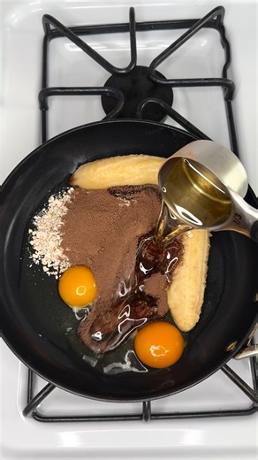 ROYA on Instagram: "15-Minute Healthy Breakfast Brownies ☺️✨ Ingredients: • Ripe banana 🍌 • Eggs 🥚 • Oats • Cocoa powder • Oil • Baking powder • Vanilla extract Mix it well and leave it on low heat for 15 minutes… Enjoy!!! 💛 #breakfast #brunch #health #healthy #healthyeating"