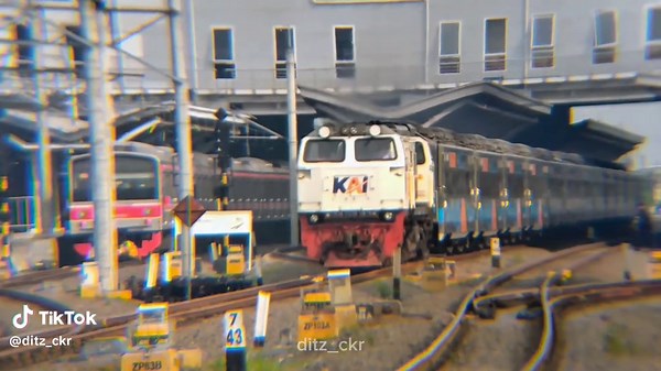 Bagian 2 | vidio terakhir untuk besok Senin🥴🗿 #fouryou #fouryoupage #srfdd🇮🇩 #masukberandafyp #kai121🚂🚂🚂 #cinematic #keretaapiindonesia