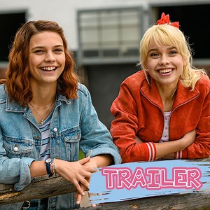 Den Start in die neue Woche wollen wir euch auf ganz besondere Weise versüßen - Heute dürfen wir euch den offziellen Trailer 🎬 zur neuen Bibi & Tina-Serie zeigen, der so richtig Lust auf die Serie macht! Freundschaft 🤝, Pferde 🐎, Abenteuer, ein Schuss Romantik 💖, ganz viel Witz 😂 und Action 💥 und natürlich süße Tiere 🐇, die perfekte Bibi & Tina-Mischung. Ab dem 3. April ist es soweit und ihr könnt bei Amazon Prime Video die erste Staffel sehen 🤩 #BibiundTina #BibiundTinaDieSerie | Bibi &