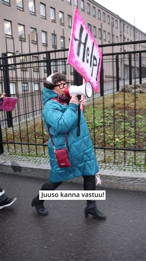 Lapin Kansa seurasi viime viikolla lappilaisen karvalakkilähetystön matkaa Torniosta eduskuntatalolle. Vajaa parikymmentä ihmistä hyppäsi linja-auton kyytiin ja suuntasi kohti Helsinkiä. Lähetystö nousi eduskuntatalon portaille ja osoitti mieltään sosiaali- ja terveyspalveluiden säästöesityksiä vastaan. Samalla reissulla lähetystö tapasi ministeri Kaisa Juuson. Lue lisää merilappilaisten reissusta pääkaupunkiin Lapin Kansan verkosta. Linkki biossa. 🗣️ & 🖋️: Heidi Keskimaunu 📹️: Anssi Jokirant
