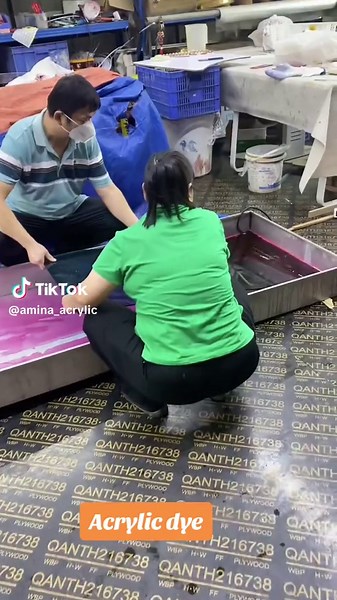 Acrylic Dye Techniques for Plexiglass Crafting