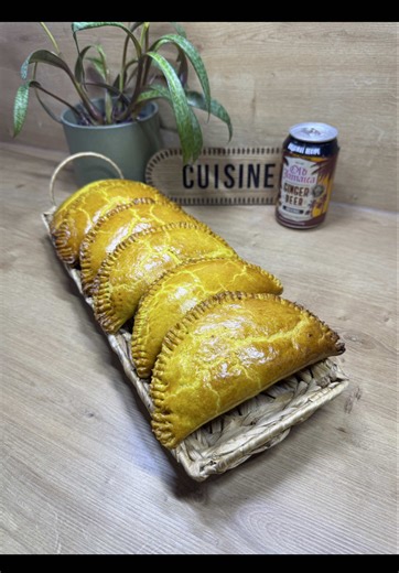 Jamaican patty au lambi 🇯🇲 Voyage gourmand en direction de la Jamaïque avec ces délicieux pâtés fourrés au lambi 🔥 De l’or entre les mains pour une explosion en bouche 🫦✨ Une pâte doré et croustillante, une farce épicée et pleine de saveurs cette recette débarque pour éveiller tes papilles ! Qui veut gouter ? 💛💚🖤 Pas d’excuses, la recette est entre tes mains, alors fonce 👇🏾 N’hésites pas à liker, partager et enregistrer 🫶🏾 Ingrédients : - 500 g de farine - 250 g de beurre (froid et en