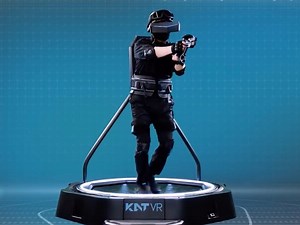 仮想世界を歩く・走る・ジャンプする！ 歩行型VRデバイス「KAT WALK mini S」 👉https://moov.ooo/article/64870bc354da60087da12fd5 出典：KATVR JAPAN 「KAT WALK mini S」は、ルームランナーのような装置の上を実際に歩きながらVRコンテンツを体験できるデバイス。高さ約1.5メートル、必要面積1.37平方メートルで、一般家庭への導入も可能だ。 「KAT WALK mini S」は、公式Webサイトに記載されている全国各地のアトラクションパーク等で体験でき、問い合わせフォームから購入・見積もり依頼を受け付けている。 様々な動きができる 「KAT WALK mini S」では、歩くだけでなく、走る・しゃがむ・ジャンプする等の動作も可能。足元の振動フィードバックで爆発・地震などの感覚が得られ、没入感が高まるという。 ハーネスは子どもから大人まで幅広い身長に対応。自然な姿勢をサポートしつつ、転倒などのリスクを低減する。 「VIVE 」「PlayStation VR」「Oculus」など多数のVR機器およびVRソ