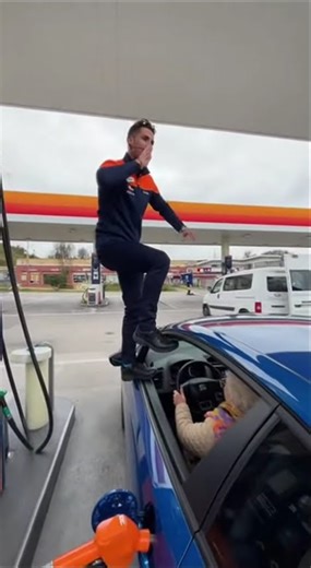 CR7 repostando gasolina Repsol