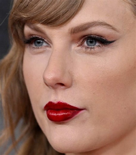 Celebrity Makeup Analysis: Taylor Swift's Red Carpet Looks