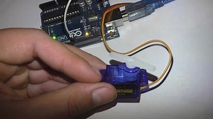 КАК ПОДКЛЮЧИТЬ СЕРВОПРИВОД К ARDUINO [Уроки Ардуино 15].YouTube - Радиолюбитель TV