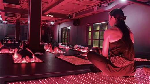 Fitness First Pilates x Red Light by BON CHARGE. We hosted our first red light therapy Pilates sessions in partnership with BON CHARGE; three 45-minute classes combining controlled, low-impact Pilates with red and near-infrared light at 660nm and 850nm. The sessions were designed to work on two levels at once: building strength and control through Pilates, while the red light supported circulation, recovery, and overall wellbeing throughout the flow. A considered approach to movement and recover