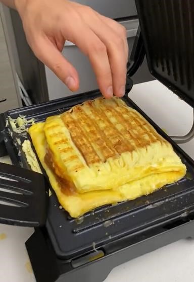 Genius Egg Sandwich Hack – Easy & Delicious Breakfast Idea