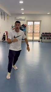 1K views · 20 reactions | Allungamento muscolo ileopsoas attraverso la posizione del cavaliere. La retroversione del bacino è mantenuta mentre il carico viene trasferito anteriormente creando un allungamento efficace dei flessori dell’anca #FitnessPosturale #posturalpilates | Gianfranco Mendico | Facebook