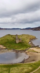 🌟 Uncover the Secrets of Ardvreck Castle! 🌟 📍 Welcome to Ardvreck Castle, an ancient fortress built around 1590 by the legendary Clan MacLeod. Rising dramatically from the shores of Loch Assynt, these haunting ruins stand as a testament to centuries of intrigue, battles, and Highland legend. 🏰⚔️ 🌊 Feel the raw power of Scotland’s past as you wander through the remains of this epic stronghold, set against the rugged beauty of the Highlands. 💙 Fascinated by Scotland’s untold stories and maje