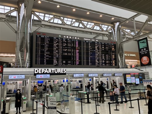 【2025年10月最新版】成田空港・国際線JALファーストクラスラウンジをご紹介。シャンパン、高級ウイスキー、靴磨きサービス、バリスタのコーヒー、ゴディバのチョコ。できる限りわかりやすく説明をします。