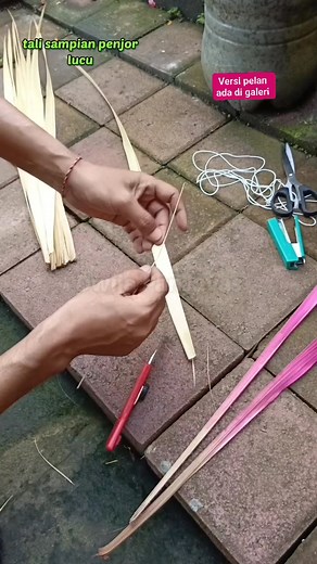 Tutorial tali sampian Penjor . Full dan slow video ada di galeri Dwija PanJavas social media #tutorial #hiasanpenjor #kreasijanur #talipenjor #coconutleafcraft #idekreatif #penjorgalungan #galunganlankuningan Dewa Ayu Triana Dewi Pengikut | Dwija PanJavas
