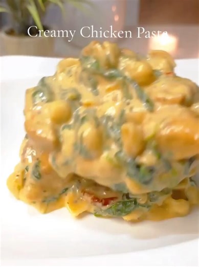 Η απόλυτη μαμαδίστικη παρηγοριά σε ένα πιάτο! 🍝✨ Κρεμώδης σάλτσα, ζουμερό κοτόπουλο, φρέσκο σπανάκι και τυράκι που λιώνει και σε αγκαλιάζει. Αποθήκευσε τη συνταγή για τα βράδια που θες κάτι γρήγορο, ζεστό και πεντανόστιμο! 👇 Υλικά: 250 γρ. ζυμαρικά της επιλογής σας 2 στήθη κοτόπουλου (χωρίς κόκαλο, κομμένα σε μπουκιές) Λίγο αλεύρι (για το πανάρισμα) 1 κ.σ. βούτυρο & 1 κ.σ. ελαιόλαδο 4 σκελίδες σκόρδο (ψιλοκομμένες) 80 ml ζωμός κοτόπουλου (ή λευκό κρασί) 1 κ.γ. χυμός λεμονιού 1/2 κ.γ. μουστάρδα