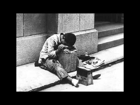 ガード下の靴磨き