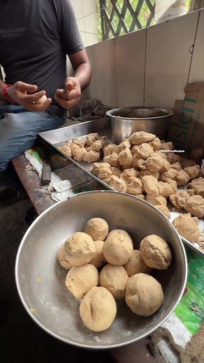Bihar’s most popular Dish Litti Chokha at Purani Litti Ki Dukan, Patna | Street Food Recipes