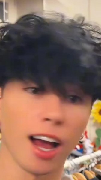 cutting my hair in style.#kris #haircut