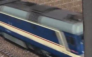 京九线的T108次列车与快运货物列车