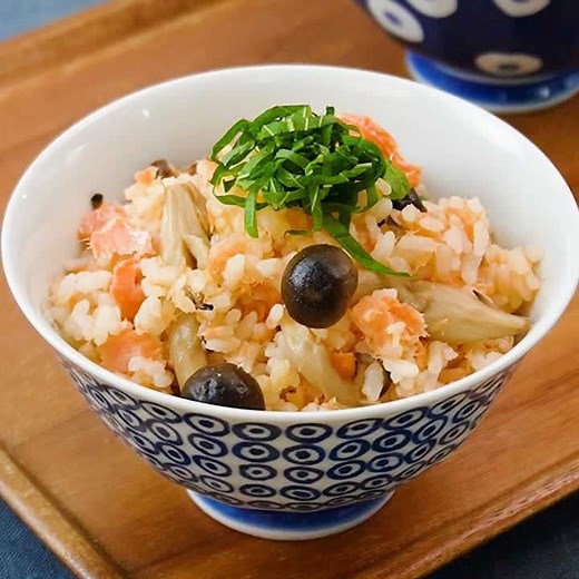 白だしで簡単！ 鮭の炊き込みご飯のレシピ動画・作り方 | デリッシュキッチン