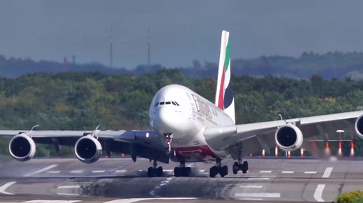 Emirates A380 Crosswind Landing at Düsseldorf Airport