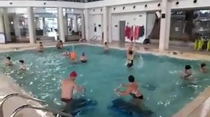 Perché fare Water Cross Training? - Tonifica il corpo - Migliora l'attività cardiovascolare e la circolazione linfatica - Nessun carico sulle articolazioni - È divertente e bruci fino a 300 calorie! Provalo anche tu 🌊💪 | Hidron