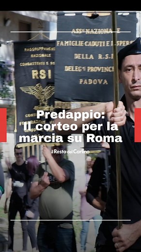 Quasi tremila nostalgici hanno raggiunto Predappio in occasione dei cento anni della marcia su Roma. Non sono mancati, durante il corteo che ha raggiunto la tomba di Mussolini, numerosi saluti romani e canti fascisti. | Il Resto del Carlino