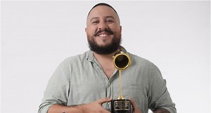 El Cholo Mena, ganador de los Premios Luces 2021: el YouTuber que prefiere comer antes que jugar play y se convirtió en crítico gastronómico
