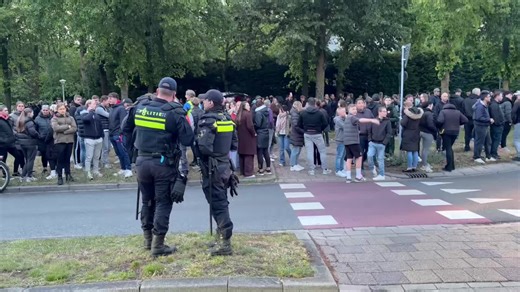 Het is rustig in #Loosdrecht. Men draait muziek vanuit een auto en drinkt zo nu en dan een biertje met elkaar. Ik heb vanavond gesproken met mensen uit oa Hilversum, Loosdrecht. Er zijn ook demonstranten die ik eerder zag in andere steden met anti #AZC demonstraties.