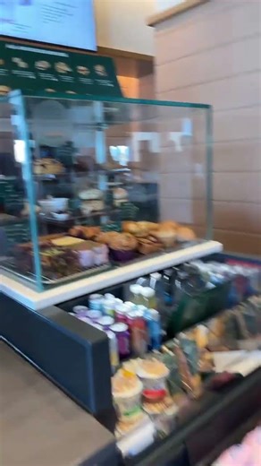 Quick stop to ‪@starbucks‬ and @ Budnet cake