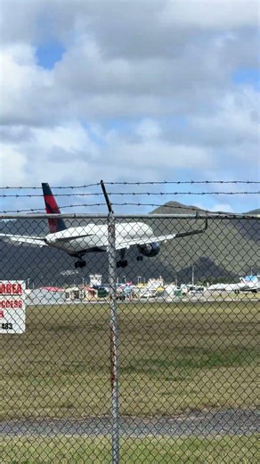 Crazy… This Plane Is WAY Too Low 😳✈️ #generalaviation #mahobeach #aviation #privateaviation