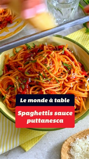 Un plat italien qui réchauffe les cœurs autant que les papilles ❤️ Découvrez notre spaghetti à la puttanesca : une recette napolitaine simple et savoureuse, où olives, tomates séchées et câpres s’unissent pour rassembler tout le monde à table. 🍝 Pour la recette, par ici: http://bit.ly/48LpiMx #Recette #RecetteSimple #Spaghetti #IgaViveLaBouffe #Iga | IGA, Vive la bouffe
