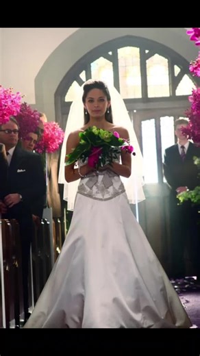 #FlashbackFriday Kristin Kreuk as gorgeous, stunning bride Lana from Smallville Promise. As has often been said, a painful episode for both Clark and Lana. Involving perhaps the most deplorable relationship in the series: Lexana. But the bright spot is seeing Lana dolled up in this devine Monique Lhuillier wedding dress.😀🙏🙏🙏❤❤❤