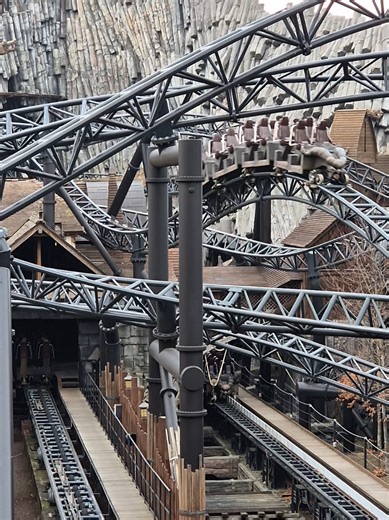 🎞🇩🇪 So many twists and turns on Taron! . . . #taron #rollercoaster #intamin #phantasialand #themepark