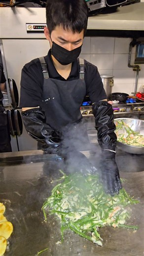 k_table | korean food | EAT KOREA on Instagram: "Crispy Korean Seafood Pancake | Legendary Street Jeon in Korea 바삭한 가장자리, 촉촉한 속. 기름에 절여지지 않은 전(煎)의 정석. 철판 위에서 바로 부쳐내는 한국 길거리 스타일 해산물 파전. 한 판 가득 올라간 해물과 쪽파, 뒤집는 순간 퍼지는 기름 소리부터 이미 끝. 겉은 바삭, 속은 밀도 있게 쌓인 식감이라 막걸리 생각 안 날 수가 없음. 전은 크기보다 밸런스가 중요한데 여긴 확실히 잘 아는 집. 📍 할매기름집 신도림점 📌 서울 구로구 공원로6가길 49 ✔ 기름 과하지 않음 ✔ 철판 직화 파전 ✔ 한국식 길거리 전 감성 제대로 #koreanfood #koreanstreetfood #해산물파전 #파전 #신도림맛집 전맛집 막걸리안주 K_TABLE"