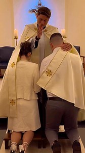 This moment of the Bridal Blessing where the father covers the bride and groom with a raincoat is deeply symbolic and touching. The mantle, usually used at solemn moments of blessing, here represents the protection of God and the Church over that new home being born. Engaging them with her, the priest recalls that love between spouses is also a sacrament, a reflection of Christ's love for the Church (cf. Eff 5.25). The bridal blessing invokes divine grace upon the bride and groom, asking that th