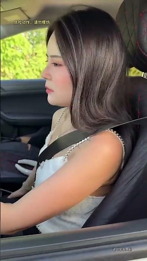 Poor driving skills, avoid Yunnan, Guizhou, Sichuan Her narrow road passing is terrifying