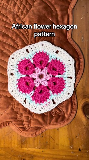 African flower granny hexagon tutorial #crochet #flower #crochettok #crochettiktok #crochettutorial #yarn #yarntok #flowers #grannysquare #crochetersoftiktok #craft