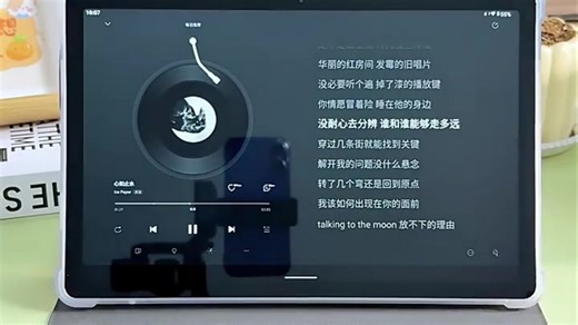 144Hz 高刷无拖影，4K 画质清晰，游戏追剧超沉浸