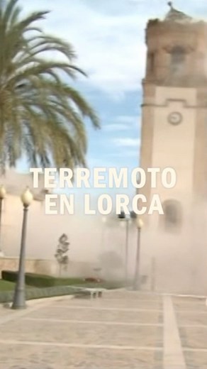 🗓️ El 11 de mayo de 2011, la ciudad de Lorca (Murcia) vivió uno de los días más trágicos de su historia. A las 17:05 se registró un primer terremoto de magnitud 4,5. Poco después, a las 18:47, un segundo seísmo de magnitud 5,2 sacudió la ciudad. El epicentro, a solo 1 km de profundidad, provocó una destrucción masiva. Murieron 9 personas, más de 300 resultaron heridas y más de 30.000 fueron evacuadas. El patrimonio histórico de Lorca sufrió graves daños y la ciudad tardó años en recuperarse. Ho