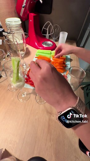 Gemüsesticks im Glas mit cremigem Dip