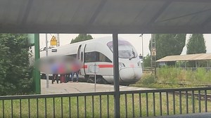 Verletzte im Zug Hamburg - Wien - Hammer-Attacke in ICE - Reisende überwältigen Angreifer