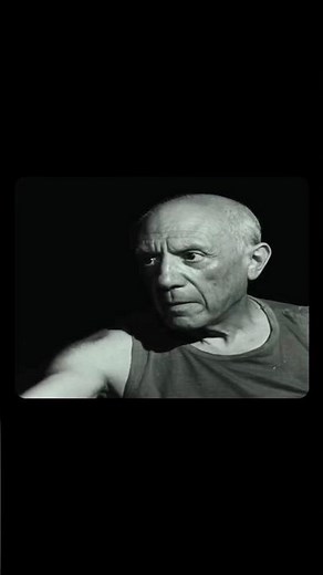 1956: Pablo Picasso painting a picture 🎨