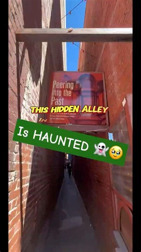 "Would you walk down Canada's narrowest street? 👀