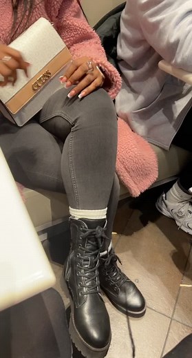Stylish Café Look: Casual Fashion Inspiration