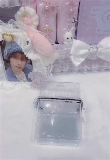 スケルトンケース🎹ꕀ ♡ྀི めちゃかわなスケルトンケースみつけました꒰՞ ܸ. . ܸ՞꒱ TGC×DAISOのコラボ商品だそうです！ 皆さんも買ってみてください︎👍🏻💖 話変わるんですけど、 今日で9人のZEROBASEONEが終わっちゃうなんてほんとに信じられないです… 最近知り始めて、ハマったばっかの人が何言ってんだって感じですけどね笑 ラポスタでとんでもない近さで見れたんですけど、その時はあまり知らなかったのがほんとに悔しいです>_