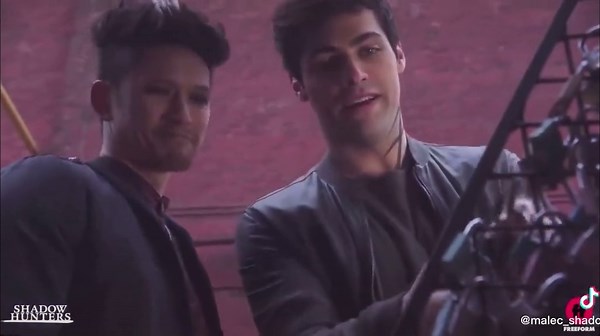#CapCut #malec #bloopers #edit #malecbloopers #funny #love #shadowhunters #magnusbane #bi #worlock #harryshumjr #aleclightwood #gay #shadowhunter #matthewdaddairo #alexandergideonlightwood #lightwoodbane #fyp #foryoy #foryoupage