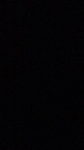 🦁💔 on Instagram: "1997년 개봉한 영화 Titanic은 잭과 로즈의 운명적인 사랑을 통해 비극 속에서도 오래 남는 감정의 깊이를 보여주는 작품입니다. 화려한 연출보다 인물의 감정에 더 집중한 제임스 카메론 감독의 스타일은 지금 다시 봐도 묘하게 가슴을 울리죠. 배가 침몰하는 장면이 아닌, 두 사람이 서로를 바라보던 순간들이 더 강하게 기억에 남는 영화이기도 합니다. 이 감정을 완성해주는 곡이 바로 셀린 디온의 *“My Heart Will Go On”*입니다. 처음 들으면 잔잔한데, 어느 순간 자연스럽게 가슴이 벅차오르는 느낌을 줍니다. 특히 후반부의 고조되는 보컬은 영화 속 잭과 로즈의 마지막 장면과 겹쳐지면서 괜히 마음이 서늘해지기도 하고요. 많은 분들이 “이 노래가 나오면 왜 그 장면이 자동으로 떠오르는지 모르겠다”고 말하는데, 그만큼 영화와 음악이 자연스럽게 얽혀 있는 곡입니다. 1998년 아카데미 주제가상을 비롯해 여러 상을 휩쓴 건 단지 인기 때문만은 아