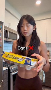 EASY 2-MIN EGG WHITE OMELETTE RECIPE ⬇️ Ingredients: - Egg whites (duh) - Spinach - Parmesan - Salt, pepper - Garlic powder 1. Put a non-stick pan over medium heat, spray with olive oil spray and wait 30s 2. Pour egg whites in (I like to buy store-bought organic liquid egg whites) 3. Add salt, pepper, garlic powder and spinach (or toppings of your choice) 4. Cover with a lid, lower to medium-low heat, wait 30s 5. Uncover, make sure that you can put a spatula under the sides (otherwise keep cooki